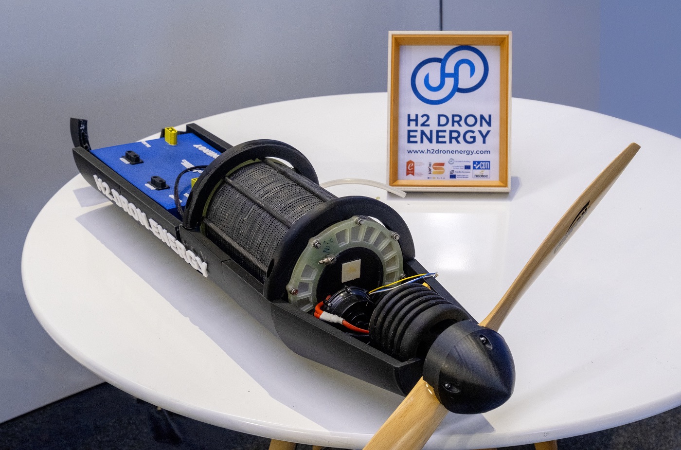 Prototipo real de la góndola de propulsión de H2 Dron Energy abierta, con pila de combustible, motor y hélice